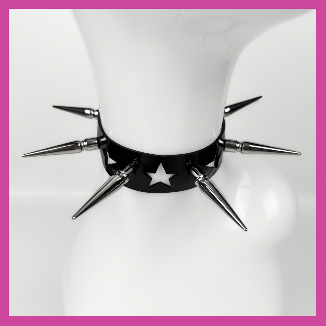 STAR CUT-OUT CHOKER