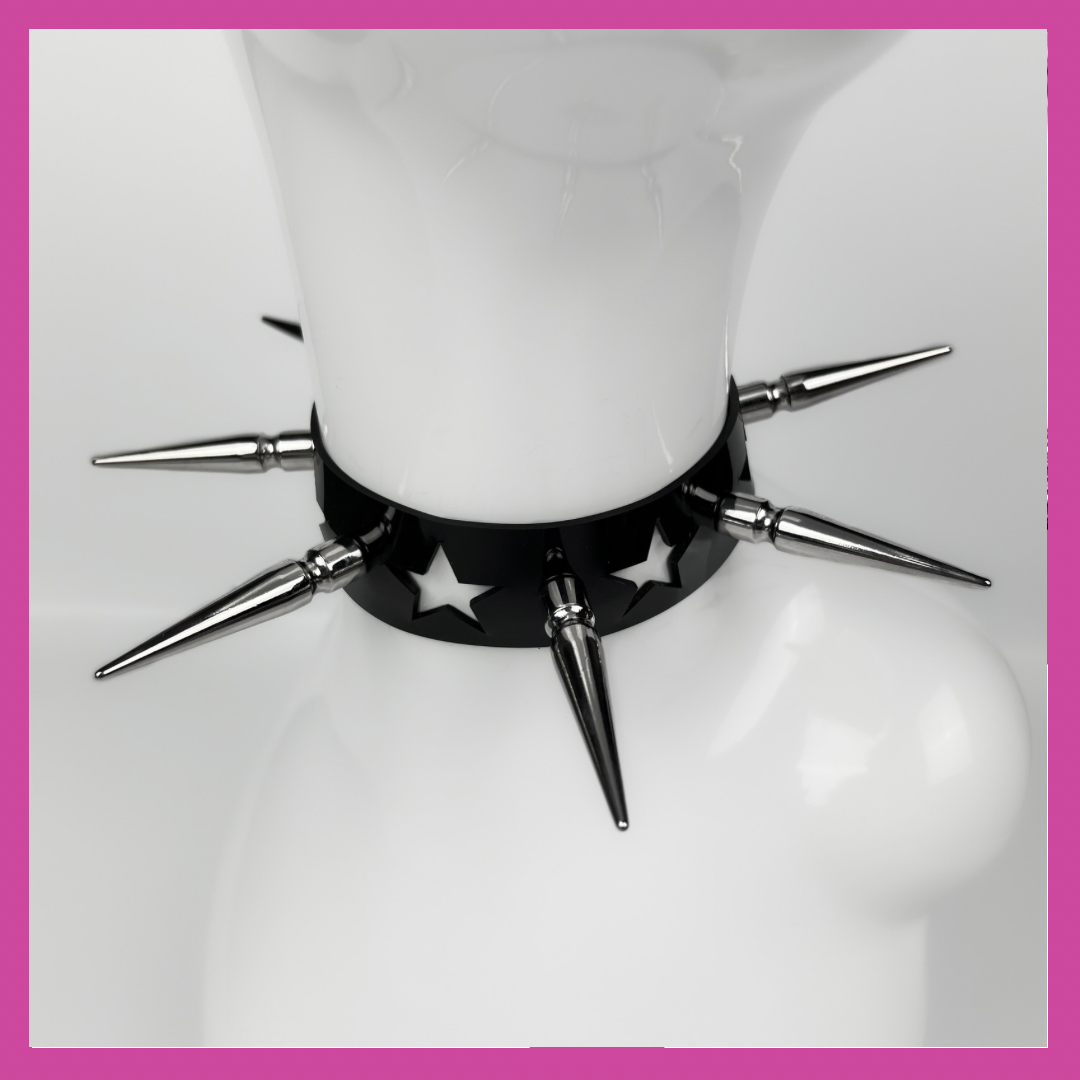 STAR CUT-OUT CHOKER