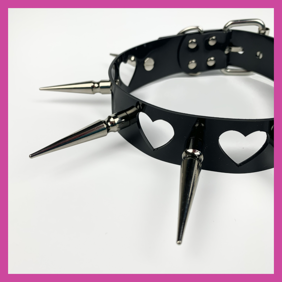 HEART CUT-OUT CHOKER